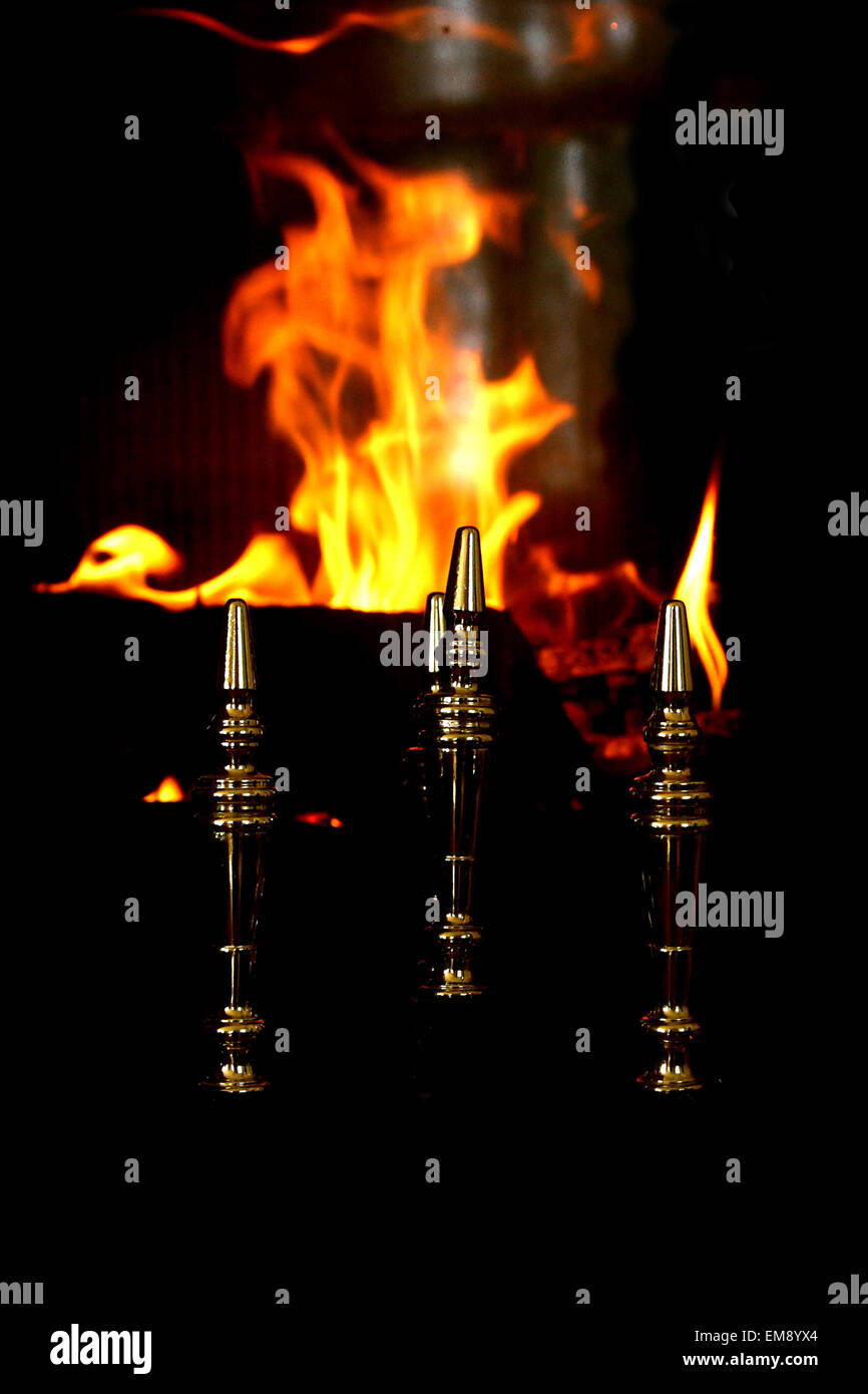 Kamin Holz Flamme warm Weihnachten Vintage Urlaub Eisen Geräte brennen heiß leichten retro Stockfoto