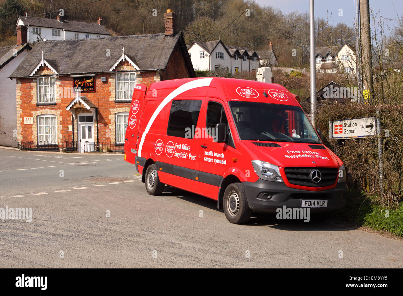 Royal Mail Post Swyddfa'r mobile Poststelle van offen für Geschäfte besuchen das kleine Dorf Llangunllo in Powys, Wales UK Stockfoto