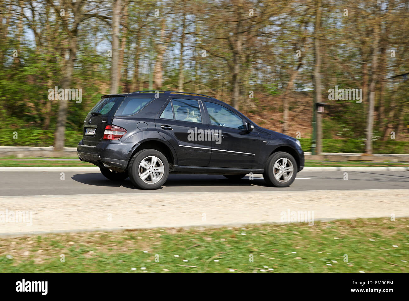Familie Autofahren durch the Tervueren Avenue in Brüssel, Belgien. Stockfoto