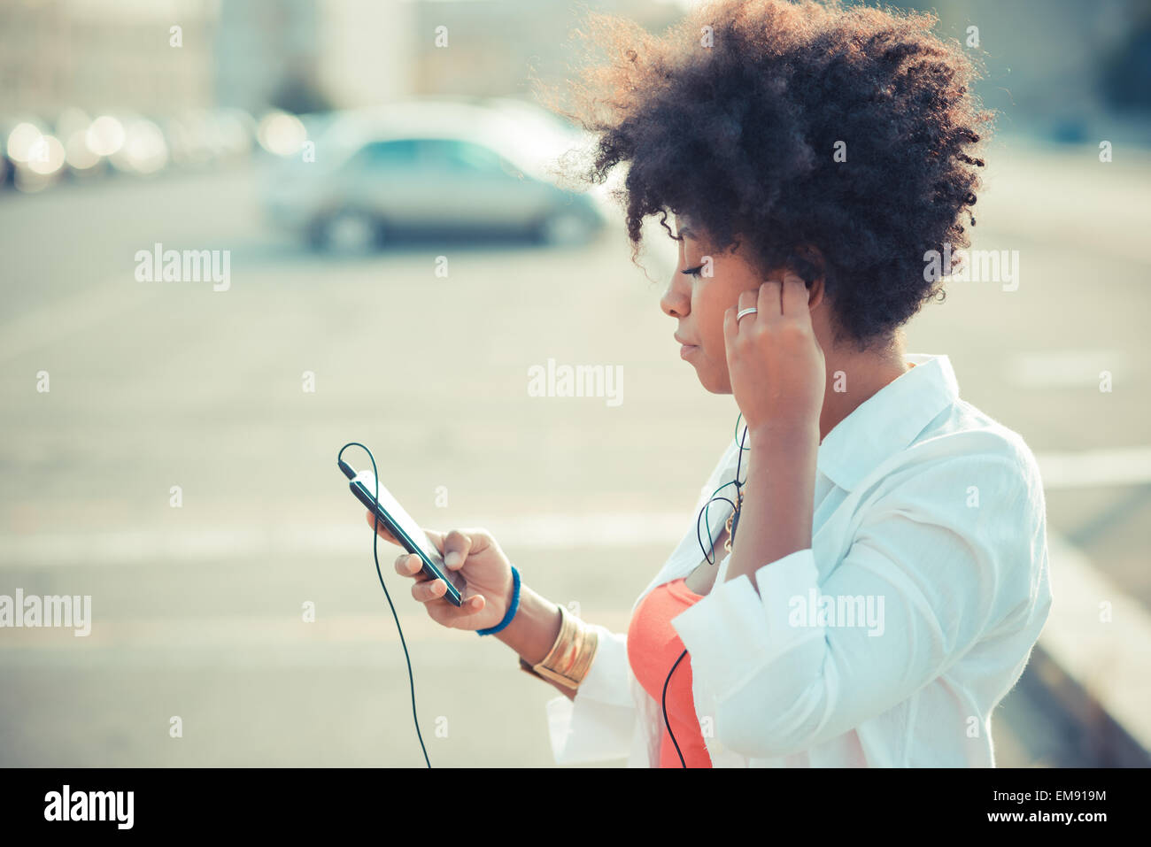 Junge Frau Smartphone Musik hören Stockfoto
