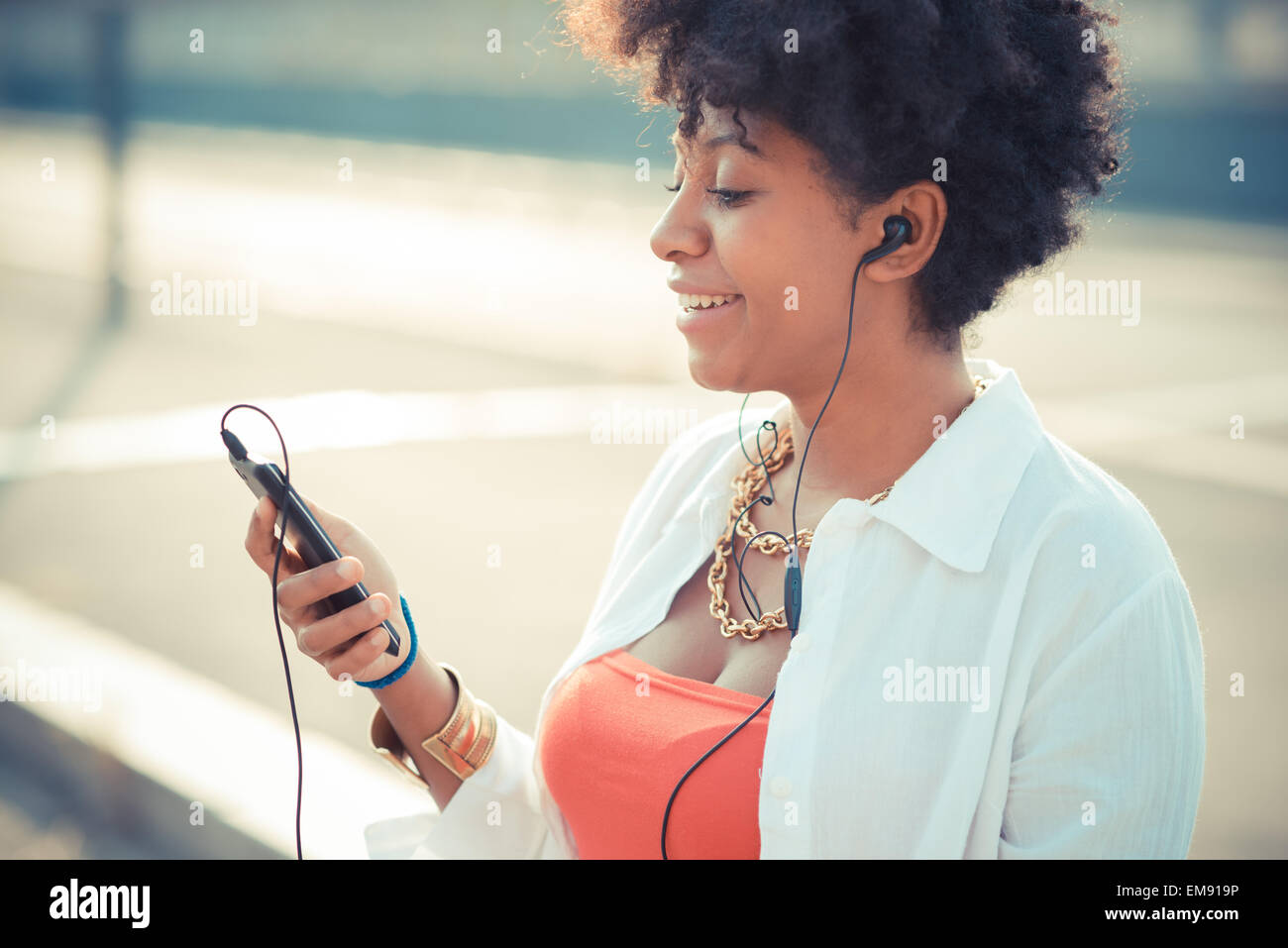 Junge Frau Smartphone Musik hören Stockfoto