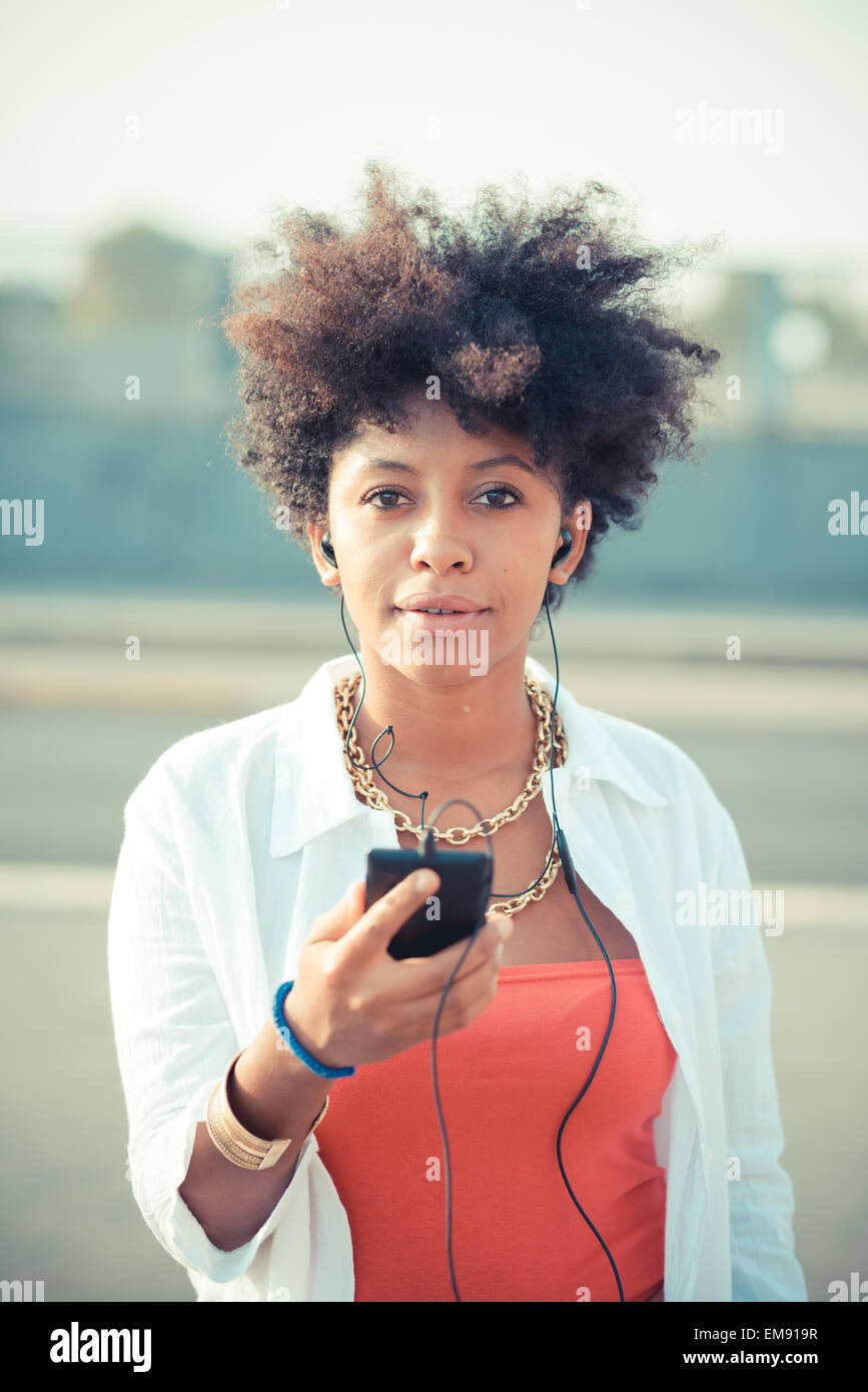 Porträt der jungen Frau Smartphone Musik hören Stockfoto