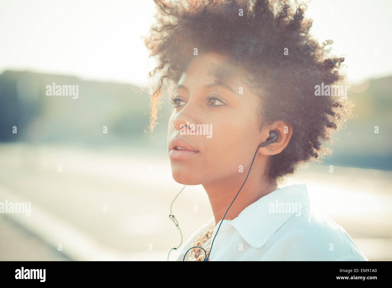 Porträt der nachdenkliche junge Frau Kopfhörer anhören Stockfoto