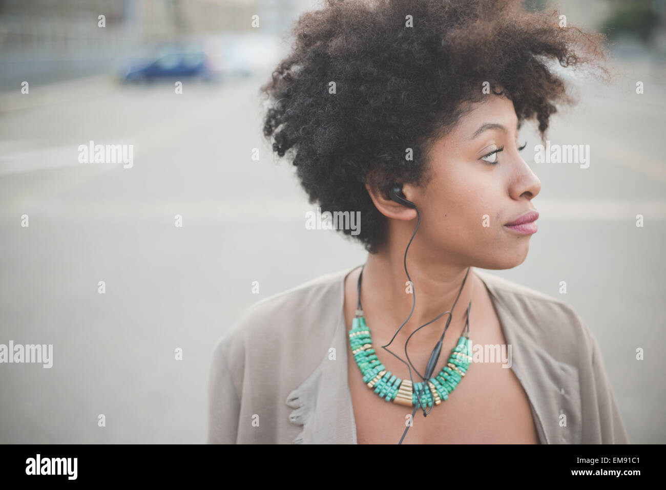 Porträt der jungen Frau in der Stadt Parkplatz Stockfoto