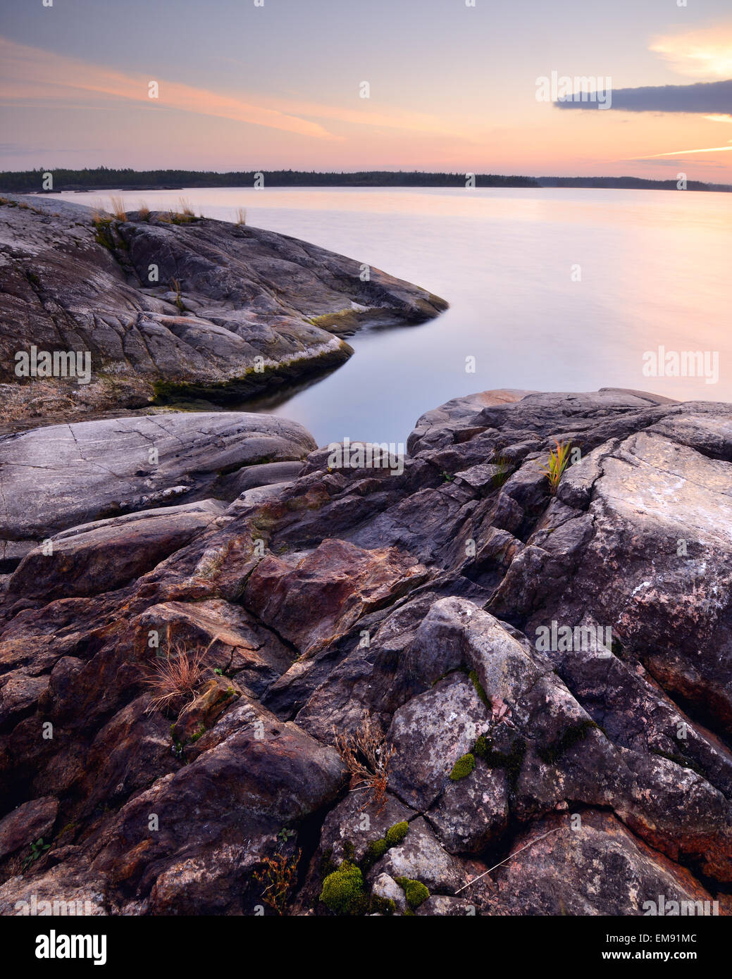 Felsen auf Iso-Koirasaari-Insel am Sonnenuntergang, Ladoga-See, Republik Karelien, Russland Stockfoto