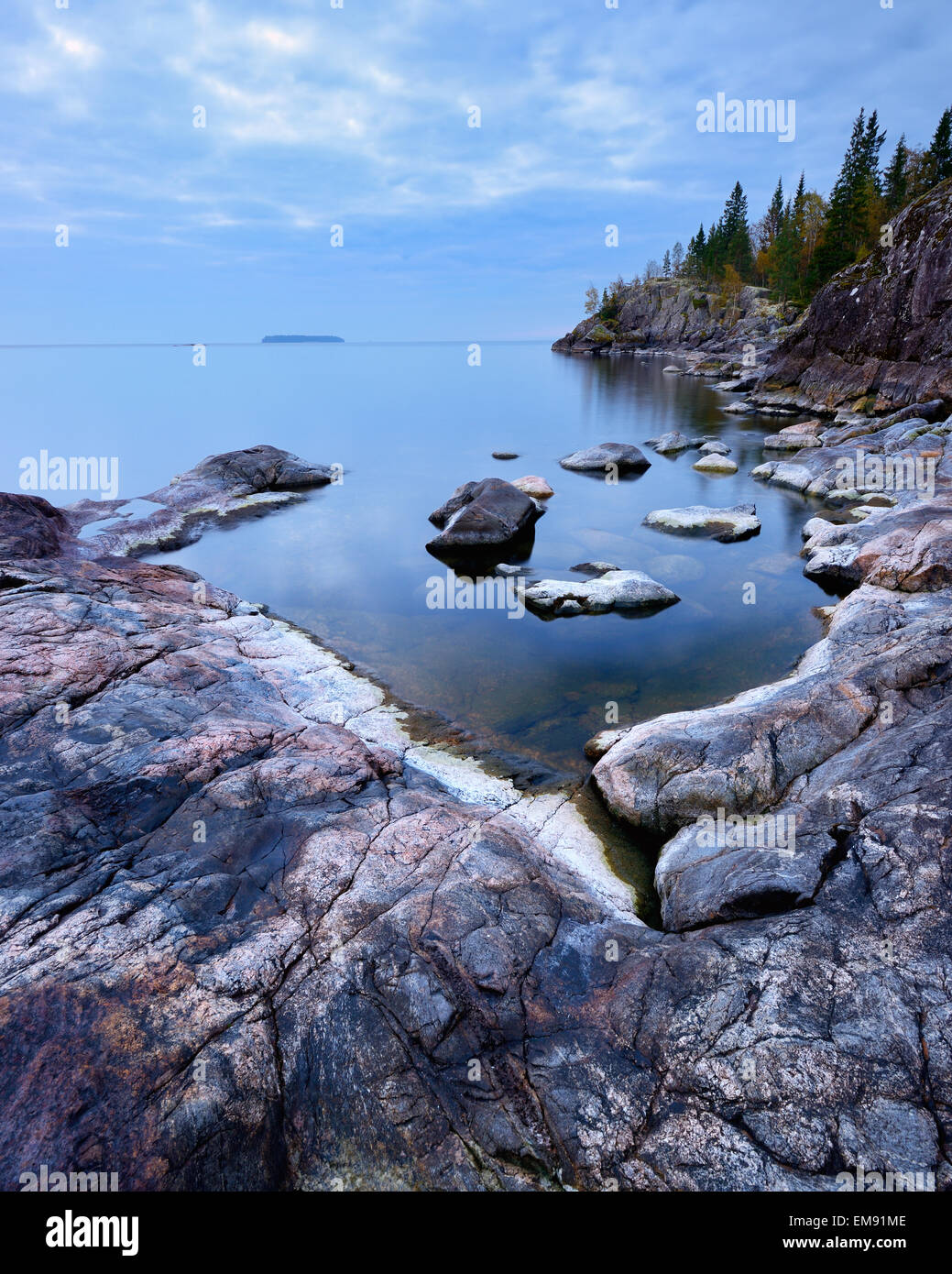 Lakeside Felsen auf Iso Koirasaari Insel, Ladoga-See, Republik Karelien, Russland Stockfoto