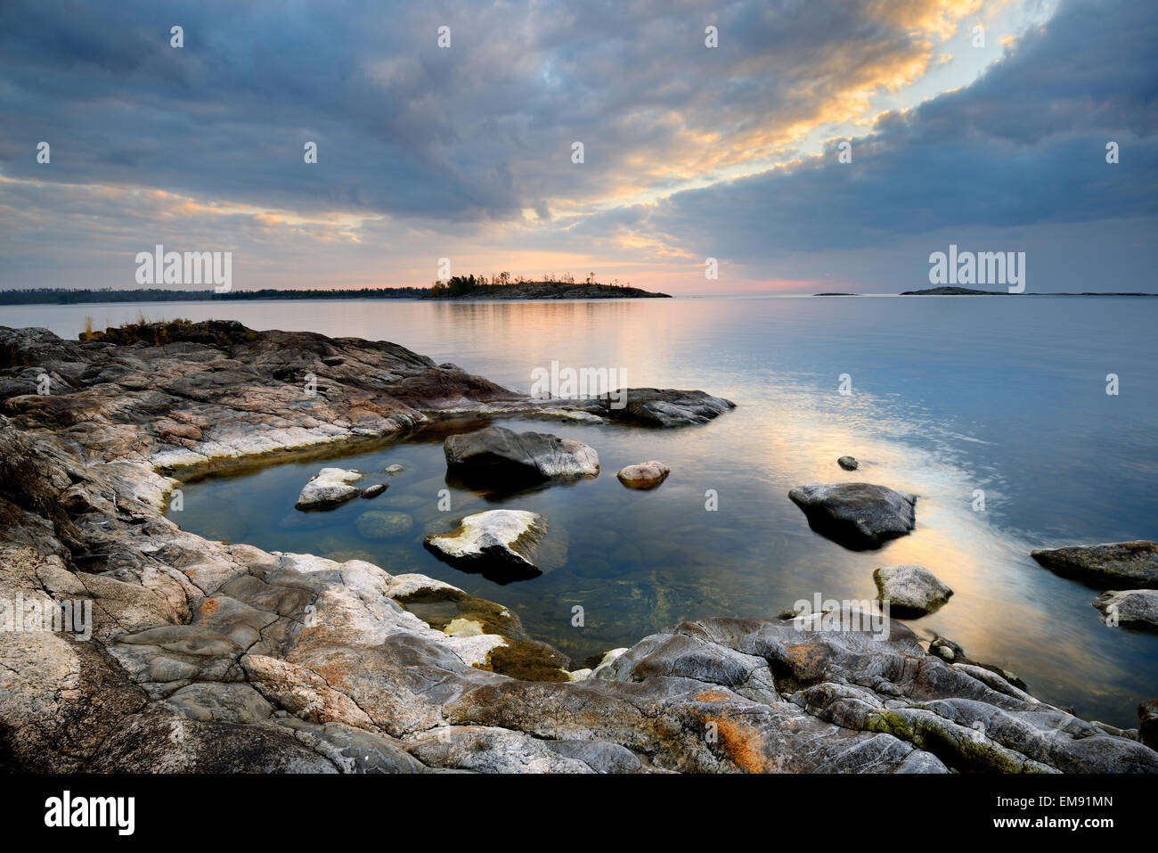 Ladoga-See von Iso Koirasaari Insel bei Sonnenuntergang, Ladoga-See, Republik Karelien, Russland Stockfoto