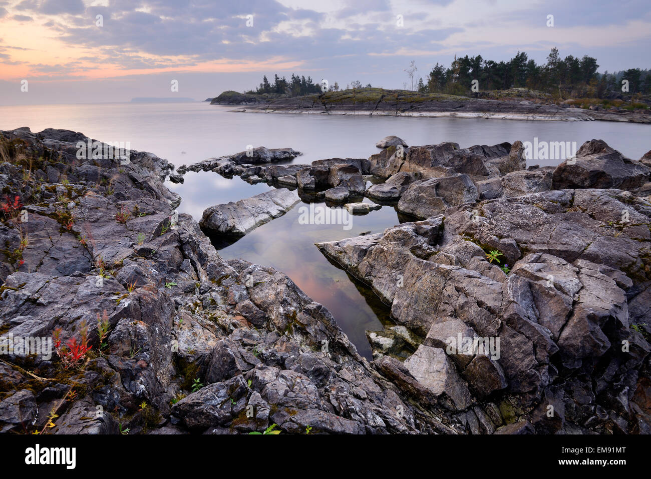 Ruhigen Blick des Ladoga-Sees von Iso Koirasaari Insel, Ladoga-See, Republik Karelien, Russland Stockfoto