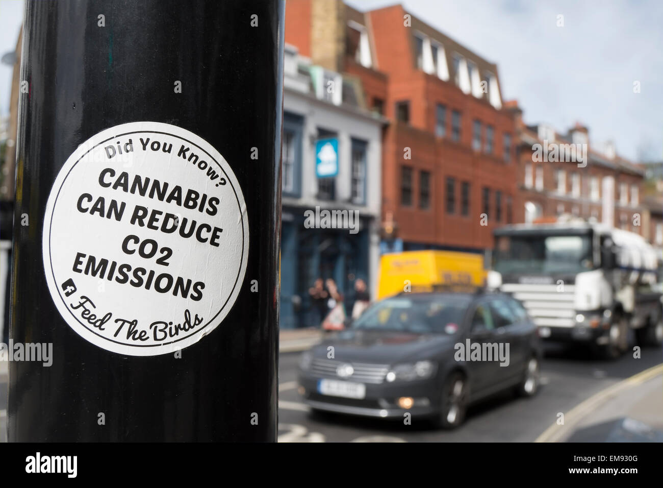 Cannabis kann verringern CO2-Emissionen Aufkleber, Teil einer Legalise Cannabis Kampagne in Twickenham, Middlesex, england Stockfoto