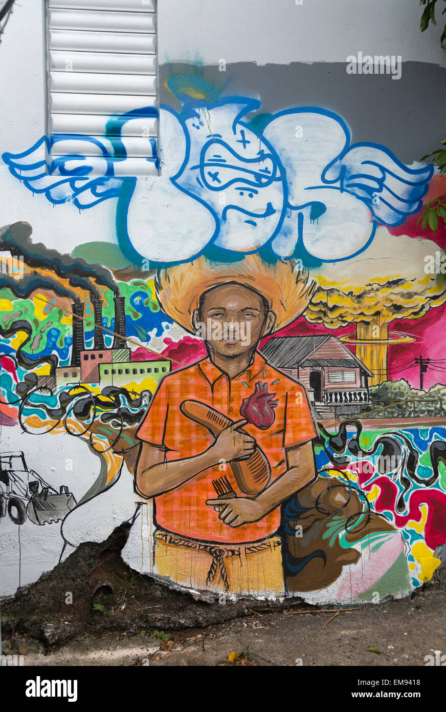Politische Graffiti jungen Mannes umgeben von Umweltkatastrophen. Stockfoto