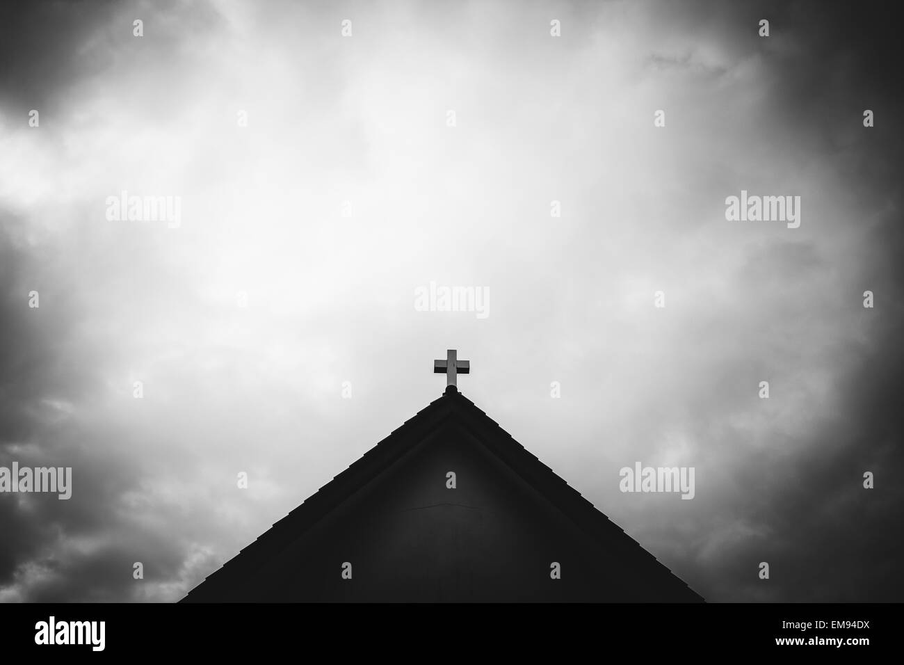 Kreuz auf dem Kirchendach Stockfoto