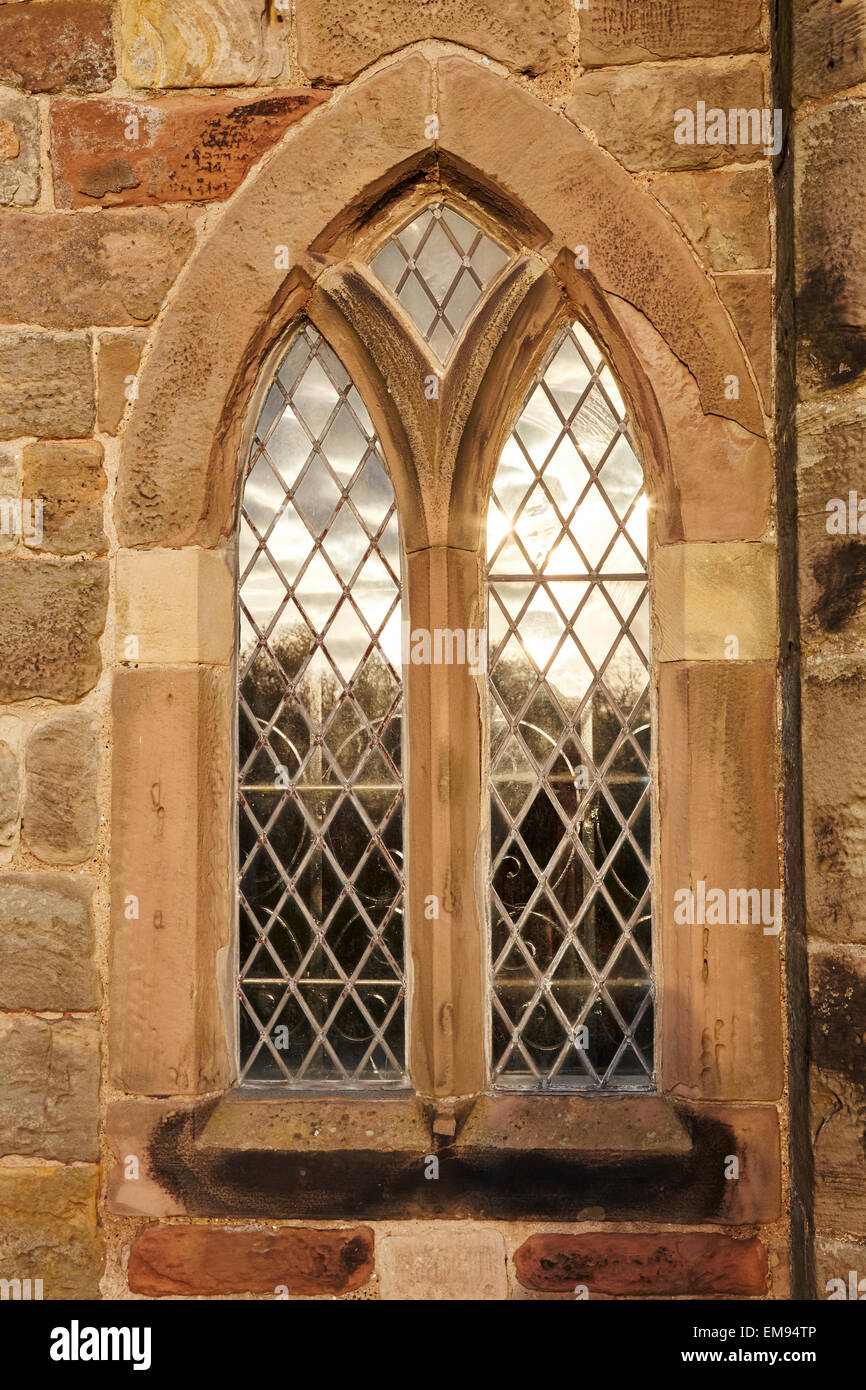 Kirchenfenster, Breedon auf die Bergkirche Stockfoto