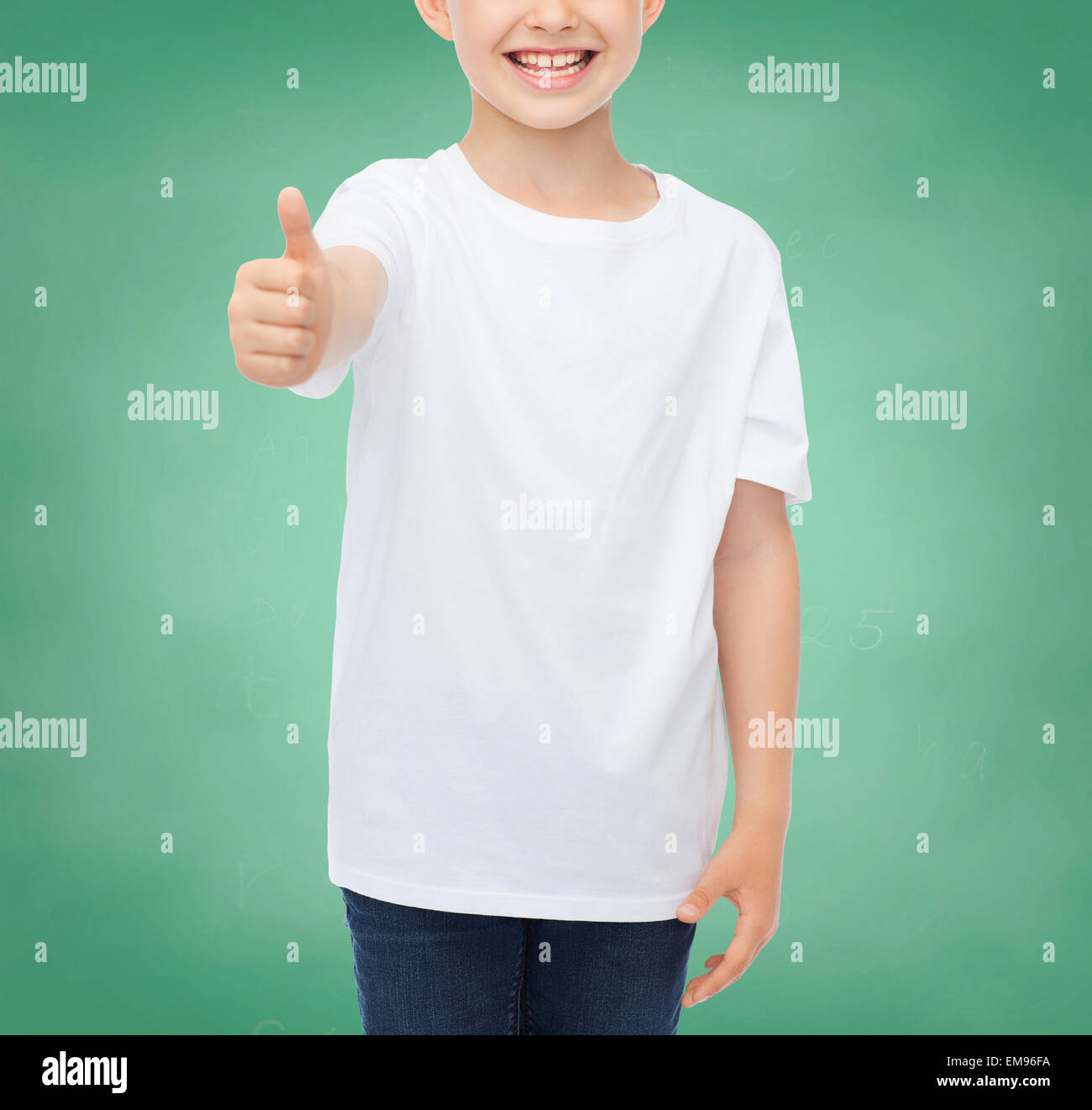 der junge im weißen T-shirt zeigt Daumen hautnah Stockfoto