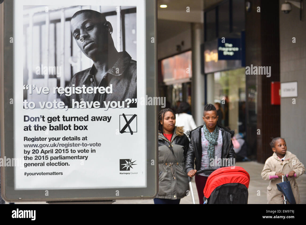 Wood Green, London, UK. 17. April 2015. Plakate in Wood Green dazu anregen, sich registrieren, um abstimmen. Die Frist für die Wähler zu registrieren, um bei den allgemeinen Wahlen Stimmen ist Mitternacht am Montag den 20. April. Bildnachweis: Matthew Chattle/Alamy Live-Nachrichten Stockfoto