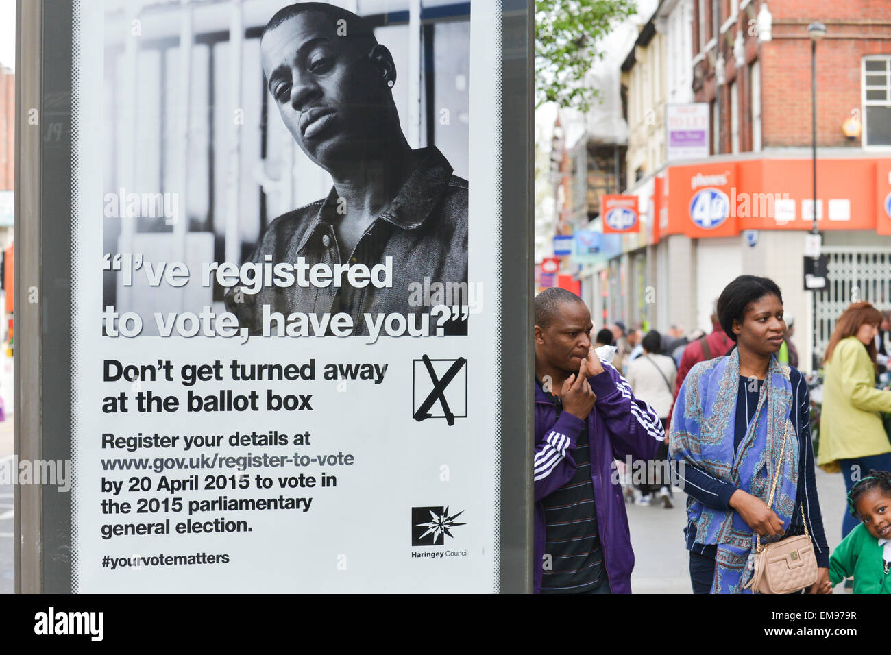 Wood Green, London, UK. 17. April 2015. Plakate in Wood Green dazu anregen, sich registrieren, um abstimmen. Die Frist für die Wähler zu registrieren, um bei den allgemeinen Wahlen Stimmen ist Mitternacht am Montag den 20. April. Bildnachweis: Matthew Chattle/Alamy Live-Nachrichten Stockfoto