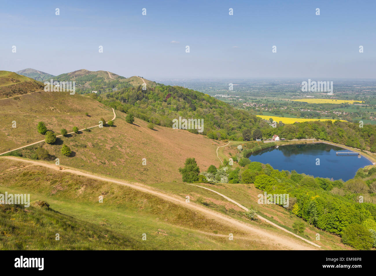 Blick auf Kontur Weg zur britischen Lager Reservoir Herefordshire Beacon mit Malvern HIlls und Felder im Hintergrund Stockfoto