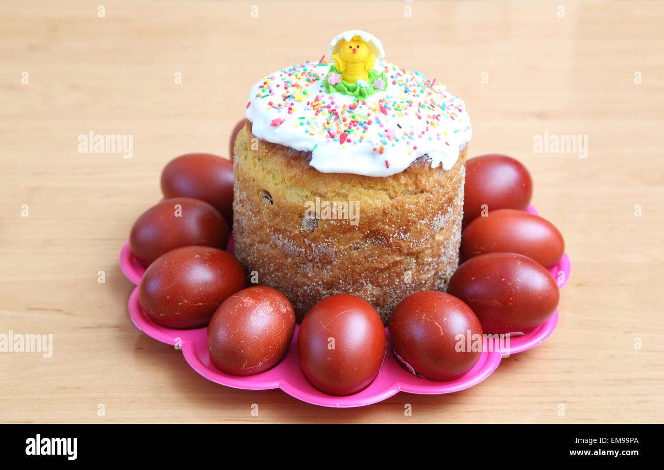 Bemalte Ostereier und leckeren Cupcake auf weiß isoliert Stockfoto