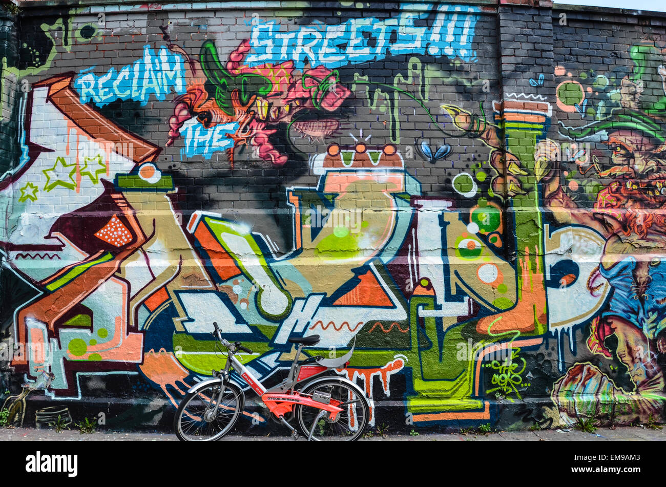 Münchens Thalkirchner Straße - ein Paradies für legal sprühen und eine Sitzung Punkt für Straßenkünstler Stockfoto