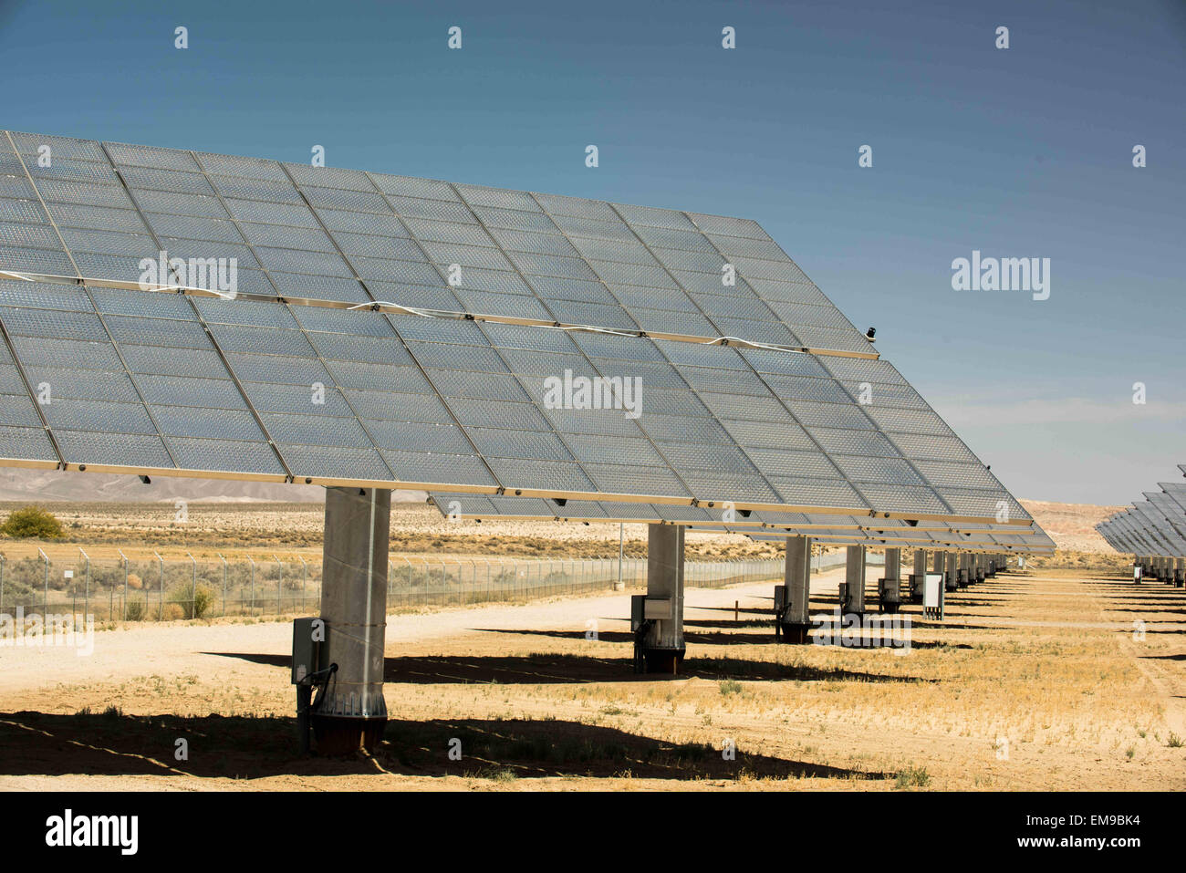 Borrego Springs, CA, USA. 11. April 2015. Sonnenkollektoren im Solarenergie-Kraftwerk in Borrego Springs, CA © Stan Sholik/ZUMA Wire/ZUMAPRESS.com/Alamy Live-Nachrichten Stockfoto