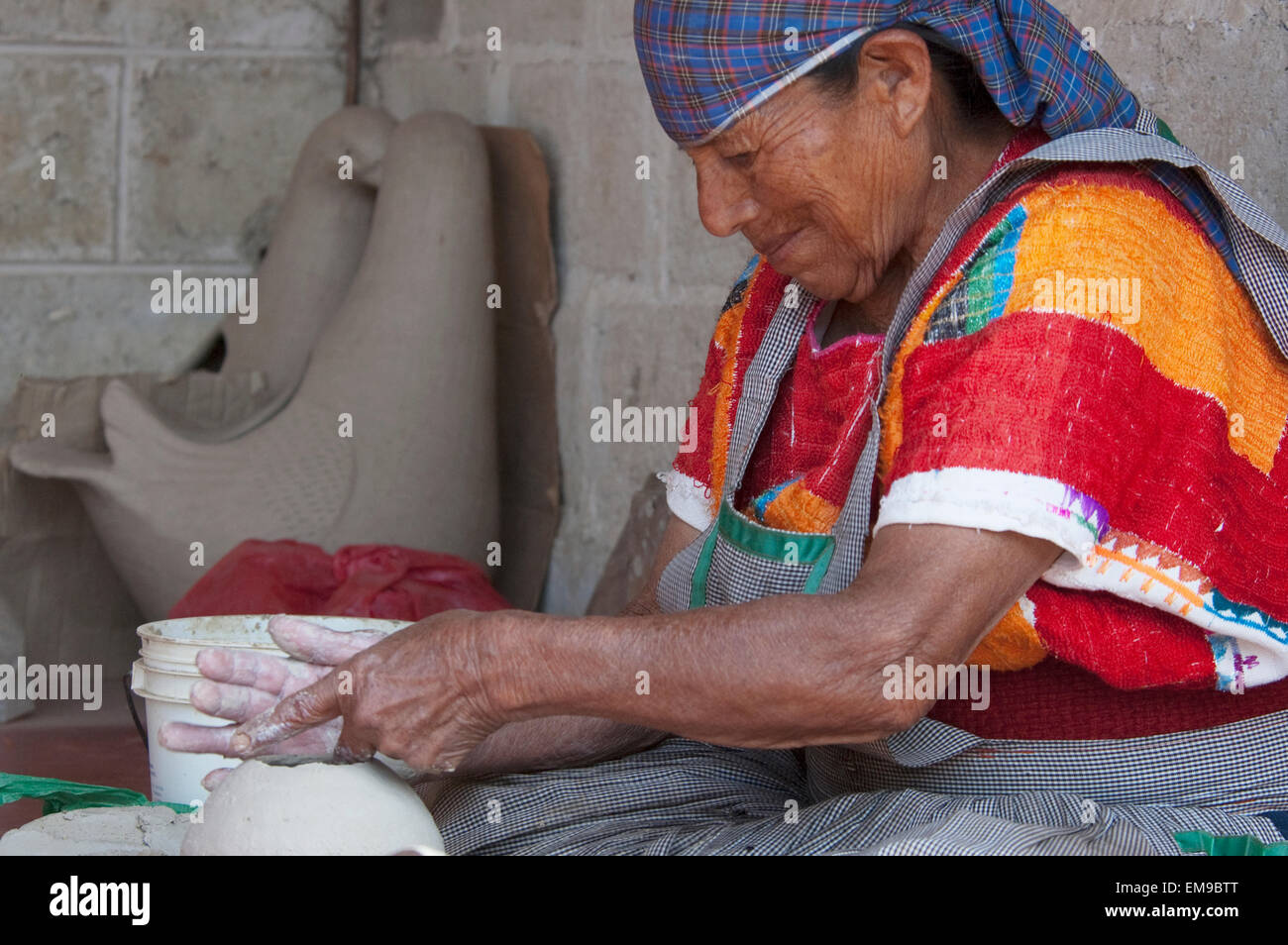 Tzeltal Maya Frau Potter arbeiten Lehm, Amatenango Del Valle, Chiapas, Mexiko Stockfoto