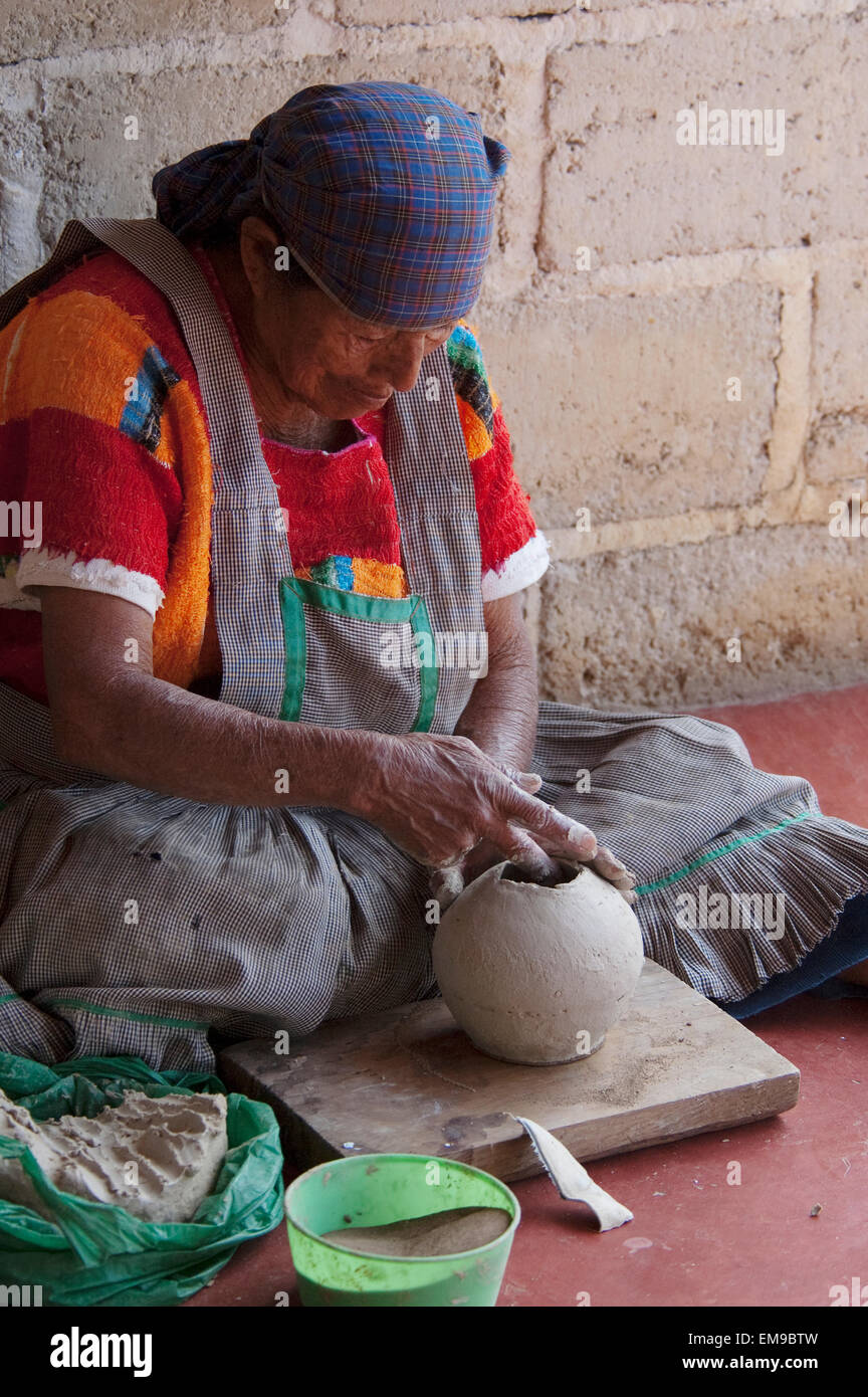 Tzeltal Maya Frau Potter arbeiten Lehm, Amatenango Del Valle, Chiapas, Mexiko Stockfoto