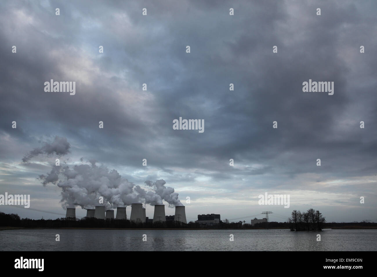 Janschwalde Kraftwerk in der Nähe von Cottbus in der Niederlausitz, Brandenburg, Deutschland. Das Kraftwerk feuert rohe Braunkohle aus nearb Stockfoto