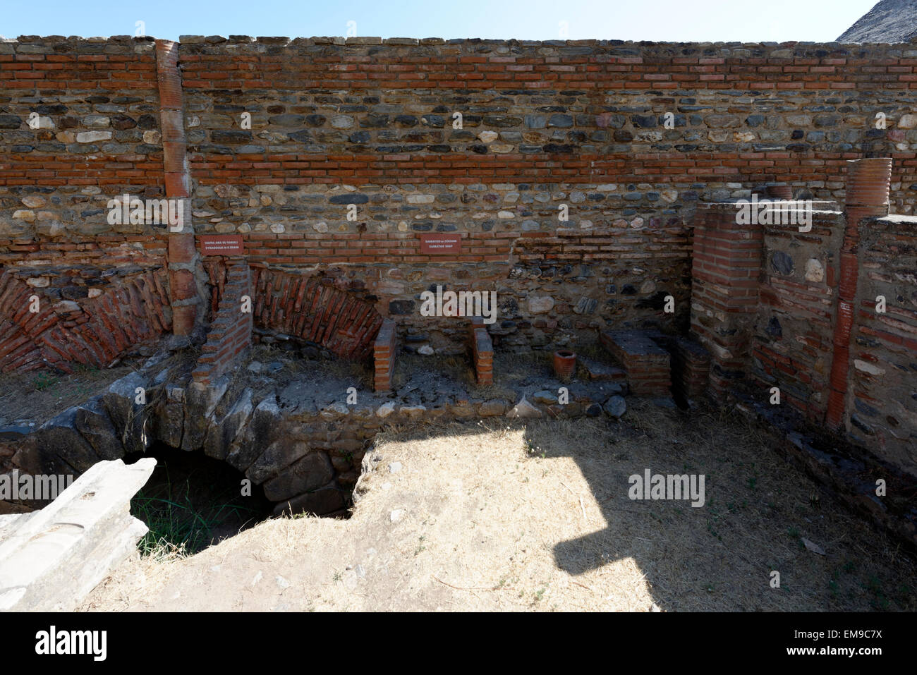 Ansicht eines ablassen und Shop, gesäumt von den alten Römischen colonnaded Straße an der antiken Stadt Sardes, modernen Sart, Türkei. Stockfoto