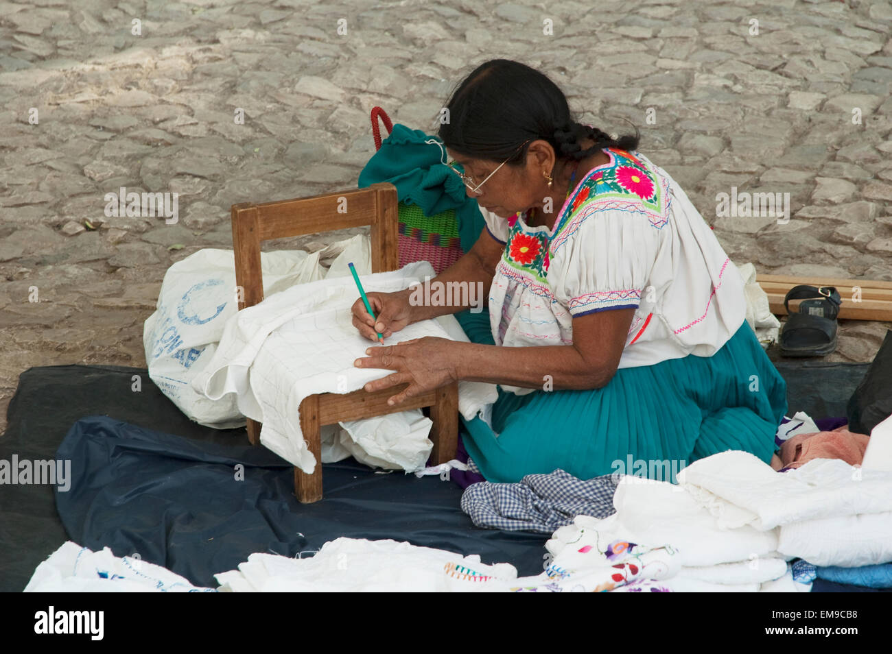 Tzotzil Maya-Frau machen Stickereien, San Cristobal De Las Casas, Chiapas, Mexiko Stockfoto