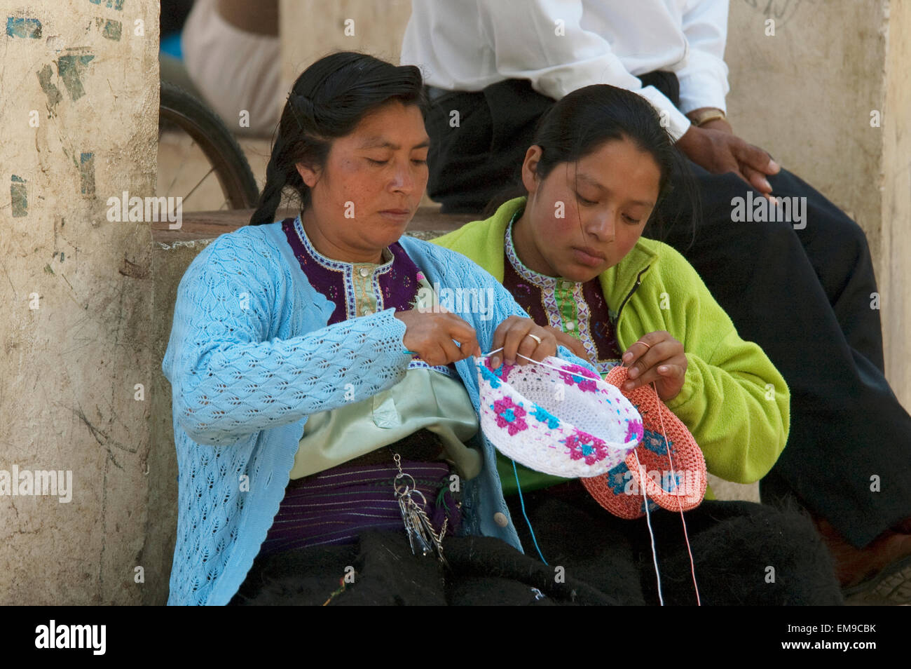 Tzotzil Maya-Frau machen Stickereien, San Cristobal De Las Casas, Chiapas, Mexiko Stockfoto