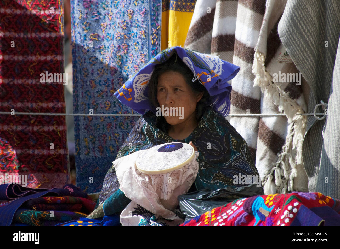 Tzotzil Maya-Frau machen Stickereien, San Cristobal De Las Casas, Chiapas, Mexiko Stockfoto