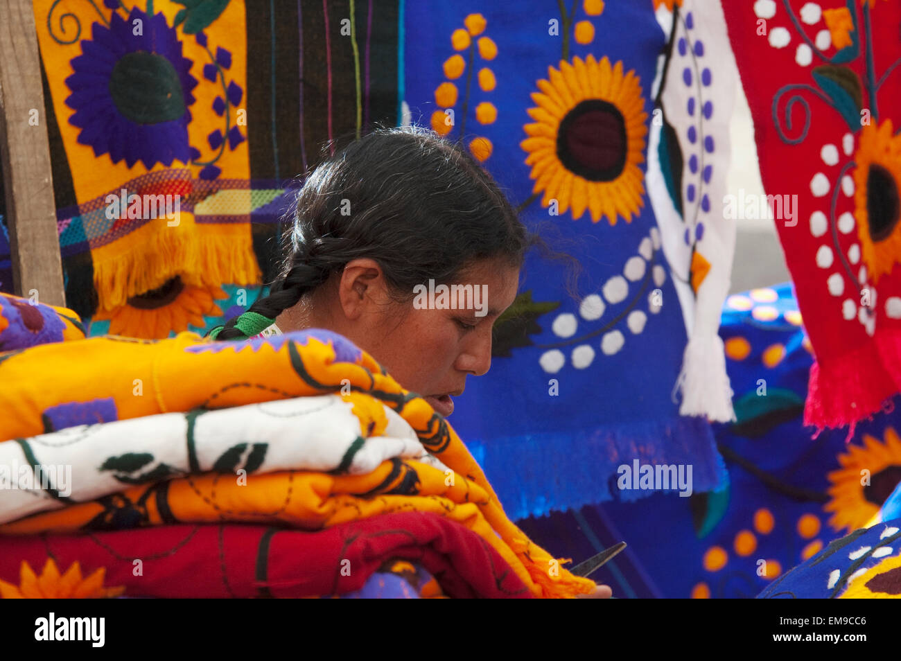Tzotzil Maya-Frau verkaufen ihr Handwerk, San Cristobal De Las Casas, Chiapas, Mexiko Stockfoto