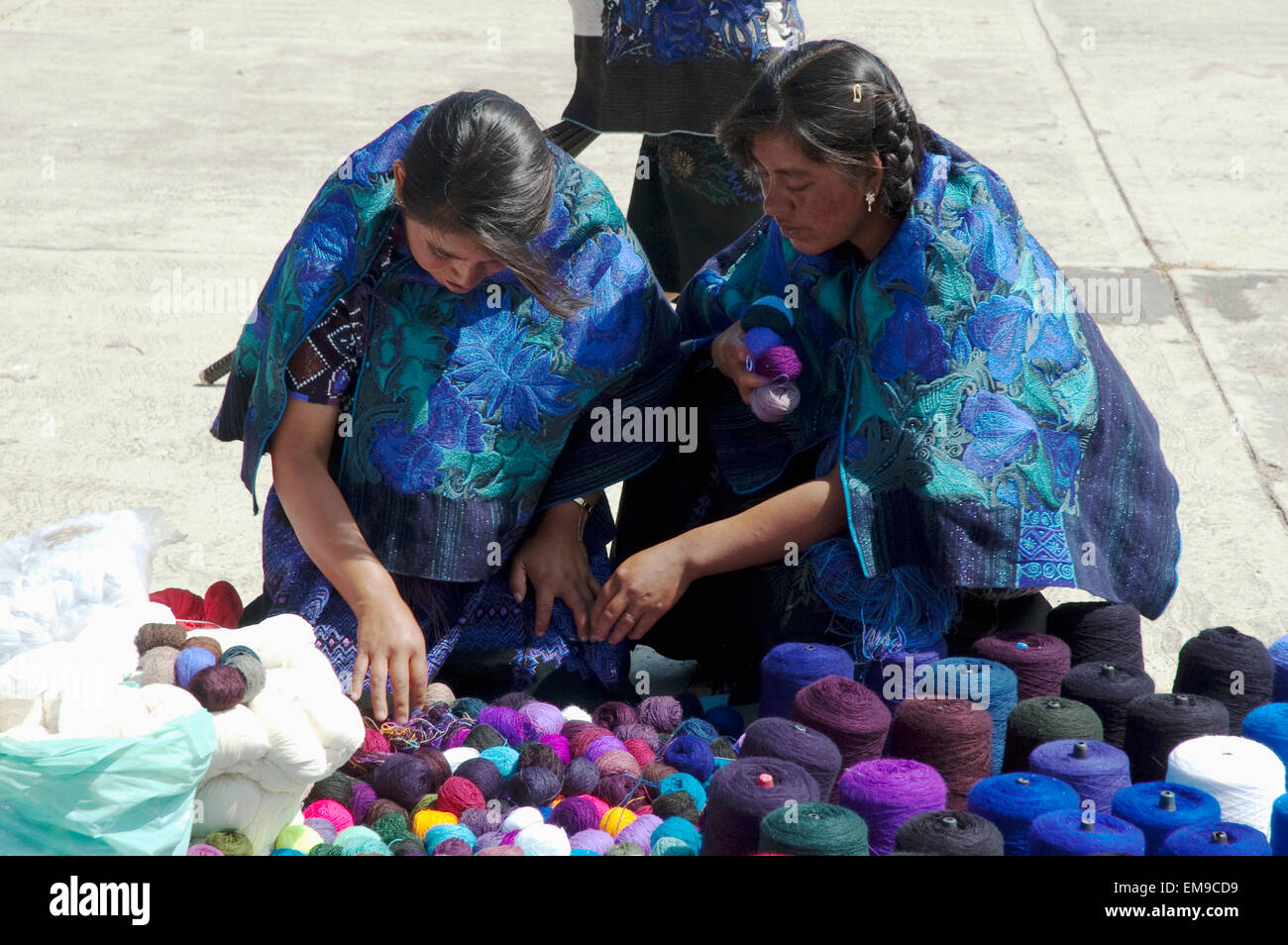 Tzotzil Maya Frauen verkaufen Garne am Markt, Zinacantan, Chiapas, Mexiko Stockfoto