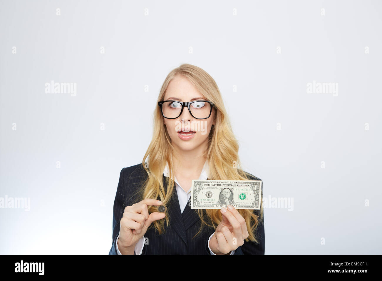 Attraktive Geschäftsfrau.  Halten einen einen Dollar und Euro. Stockfoto