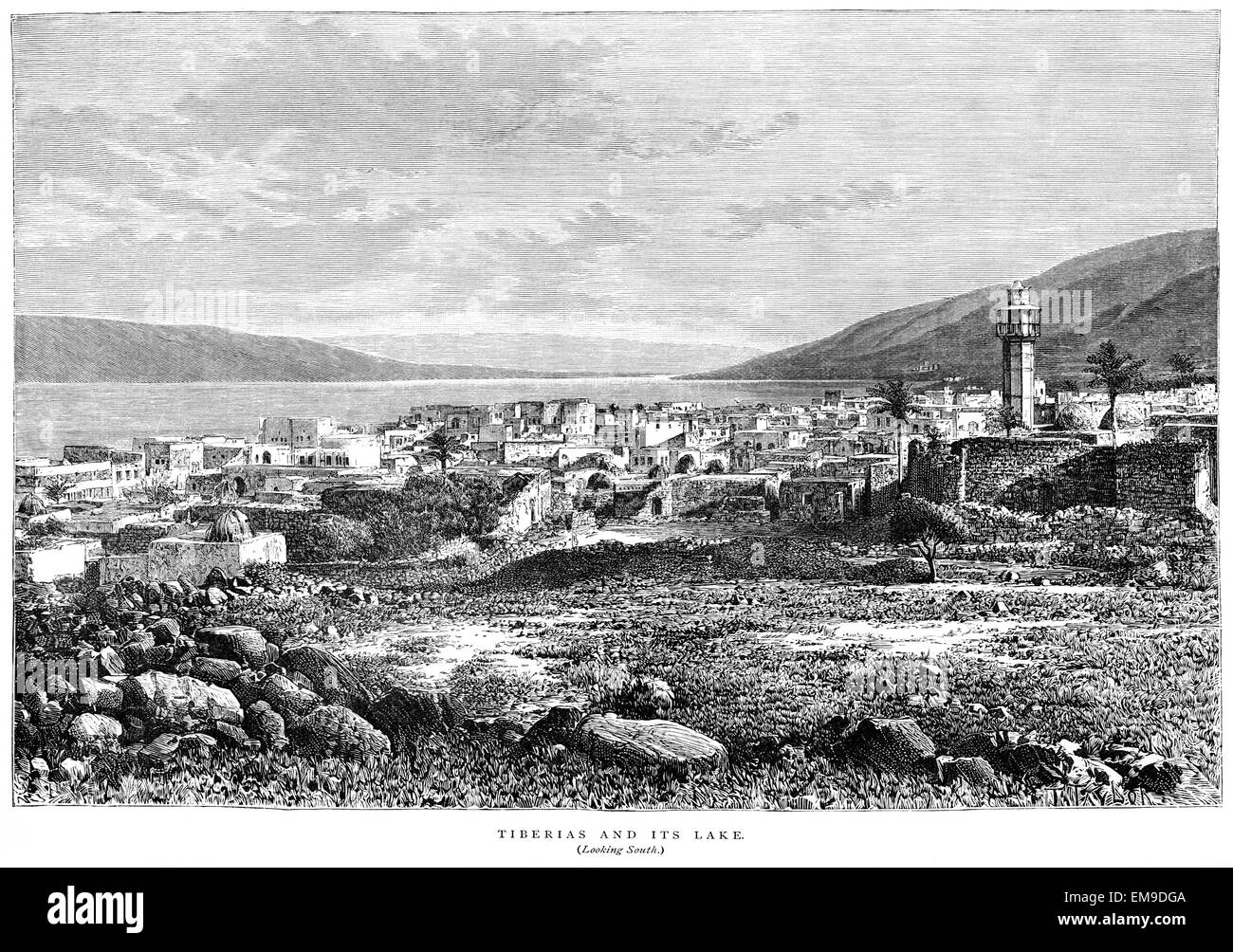 Ein Stich von Tiberias und seinem See (Blick nach Süden), der in hoher Auflösung von einem Buch aus dem Jahr 1889 gescannt wurde. Für urheberrechtlich frei gehalten. Stockfoto