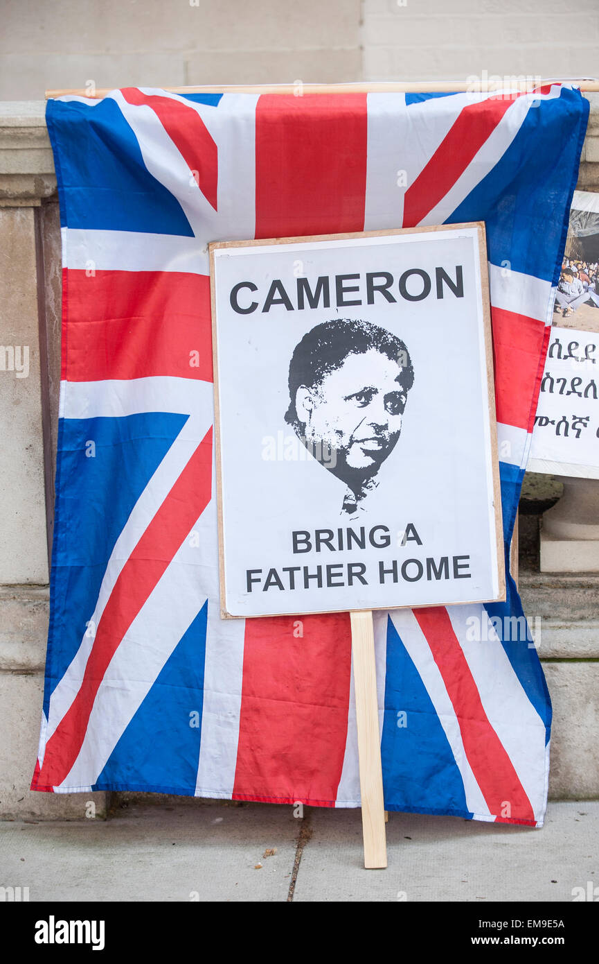 London, UK. 17. April 2015. Plakate zu Demonstranten vor dem ausländischen Commonwealth-Büro für die sofortige Freilassung der Bürger des Vereinigten Königreichs, Andargachew Tsege fordern, die in Isolationshaft in Äthiopien, haben im Jemen entführt worden, im Juni 2014 stattfindet, gehören. Bildnachweis: Stephen Chung / Alamy Live News Stockfoto