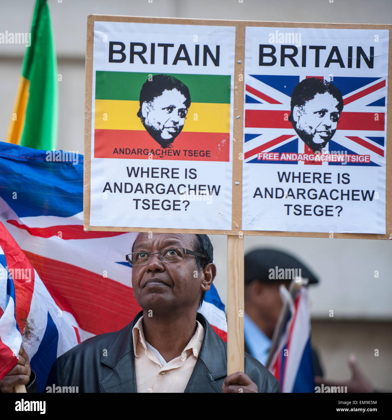 London, UK. 17. April 2015. Demonstranten versammeln sich vor den ausländischen Commonwealth Office, die sofortige Freilassung der Bürger des Vereinigten Königreichs, Andargachew Tsege, zu verlangen, die in Isolationshaft in Äthiopien, haben im Jemen entführt worden, im Juni 2014 stattfindet. Bildnachweis: Stephen Chung / Alamy Live News Stockfoto