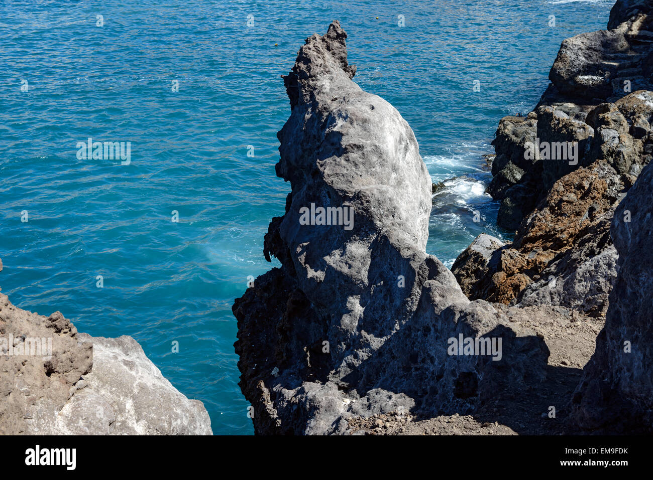 Ungewöhnliche volcanogenic Felsen von skulpturaler Form auf dem Kap von Barbero auf hellen blauen Ozean Wasser Hintergrund, Teneriffa, Kanarische Inseln, Sp Stockfoto