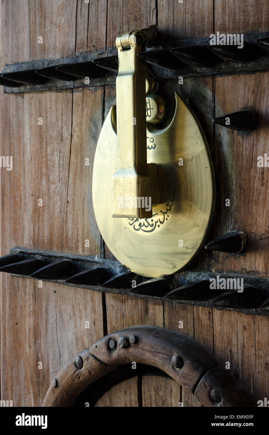 Detail der Holz- und Metallverarbeitung alte Tür mit scharfen Spitzen, Dubai, Vereinigte Arabische Emirate Stockfoto