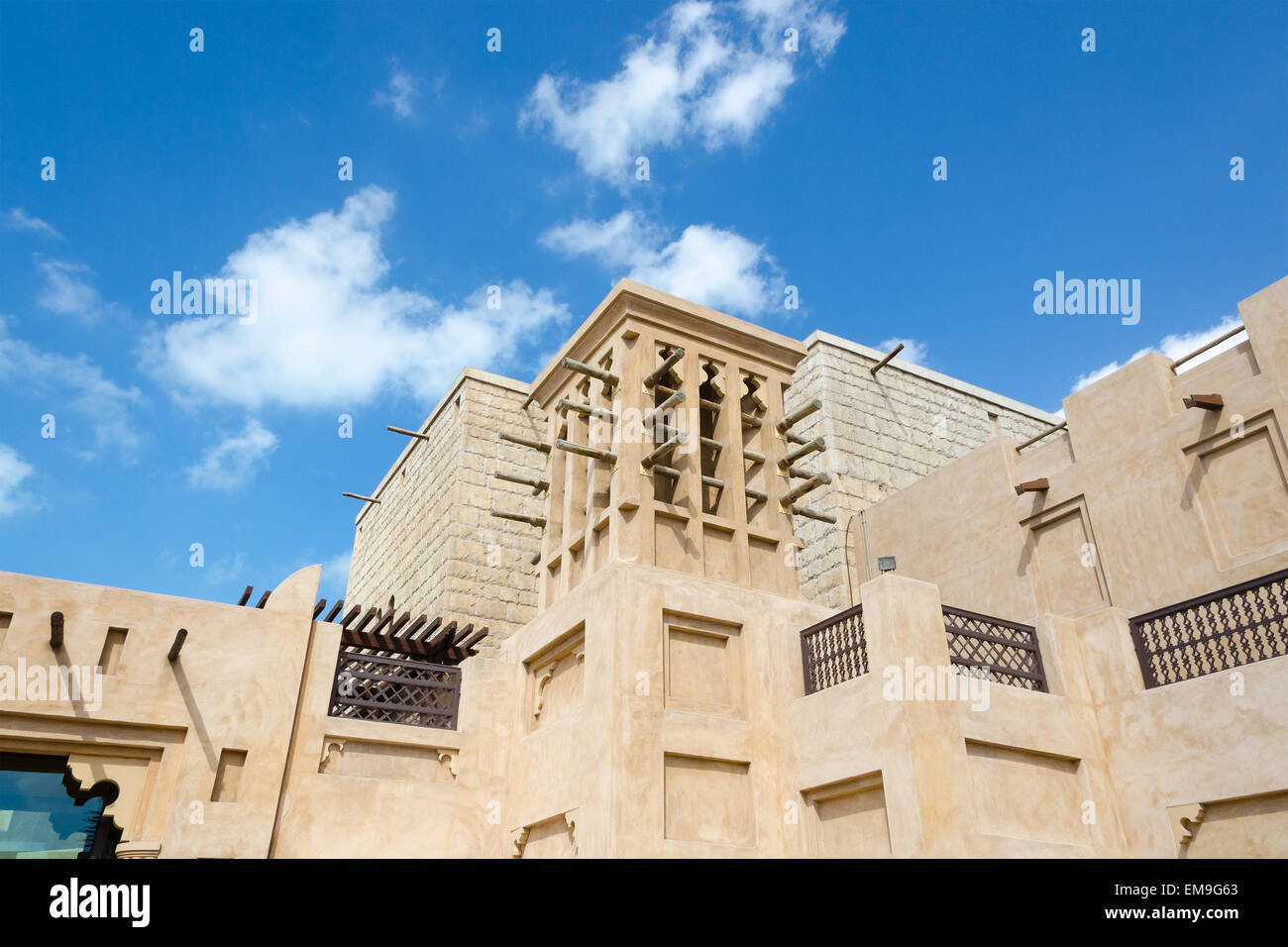 Windturm, arabischer Architektur, Bastakiya, Dubai, Vereinigte Arabische Emirate. Windtürme sind in den Vereinigten Arabischen Emiraten zur Kühlung ihres Gebäudes verwendet Stockfoto