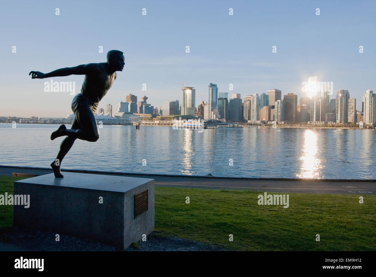 Statue des Olympischen Läufer, Harry Jerome im Stanley Park bei Sonnenaufgang, Vancouver, Britisch-Kolumbien, Kanada Stockfoto