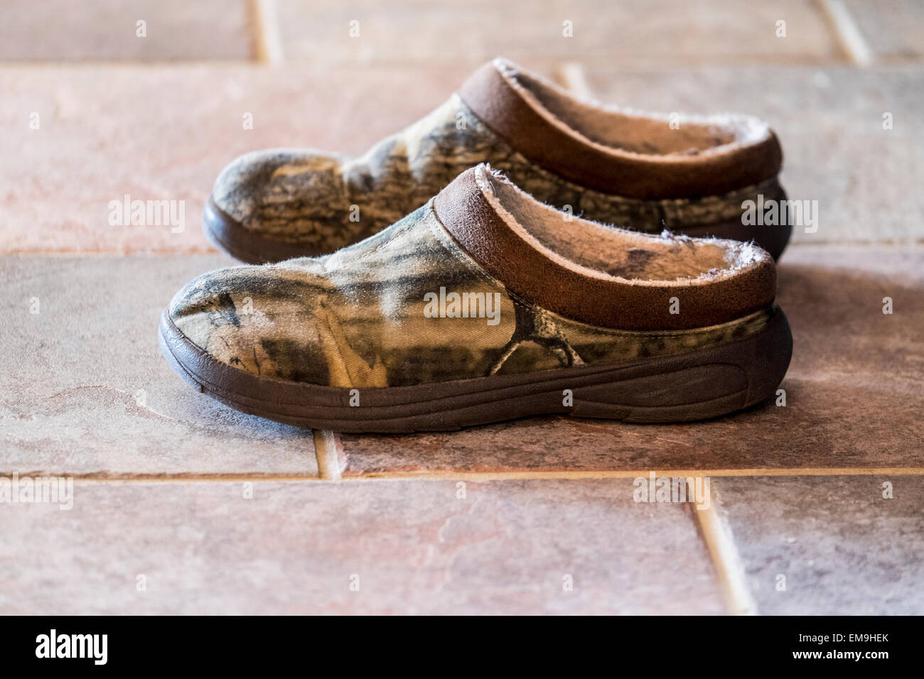 Camouflage drucken Hufeisen ist ein älterer Mann ruhen auf einem gefliesten Boden. USA. Stockfoto