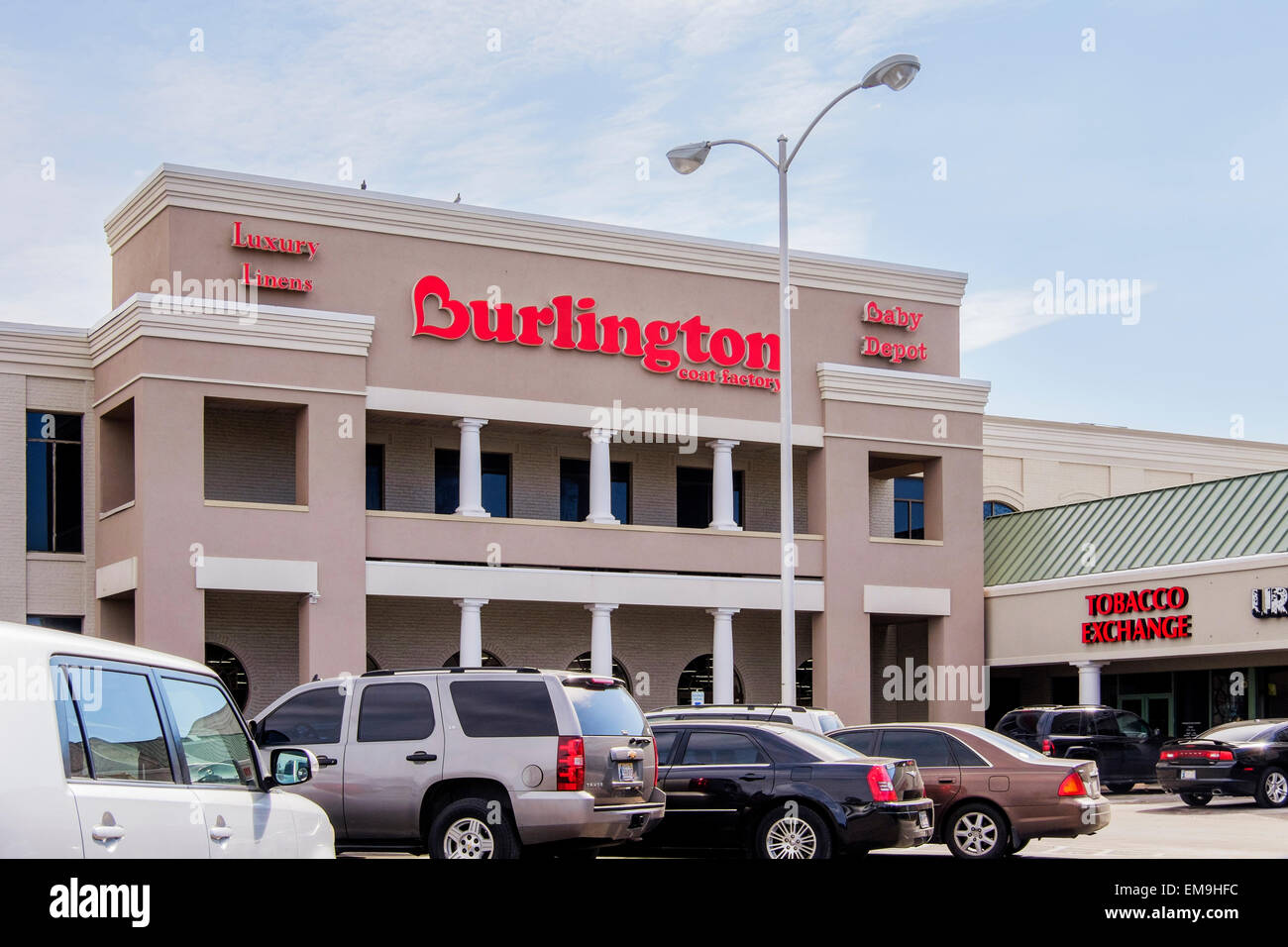 Das Äußere eines Burlington Coat Factory Gebäude neben ein tabak Laden namens Tabak Austausch in Oklahoma City, Oklahoma. USA. Stockfoto Das Äußere eines Burlington Coat Factory Gebäude neben ein tabak Laden namens Tabak Austausch in Oklahoma City, Oklahoma. USA. Stockfoto
