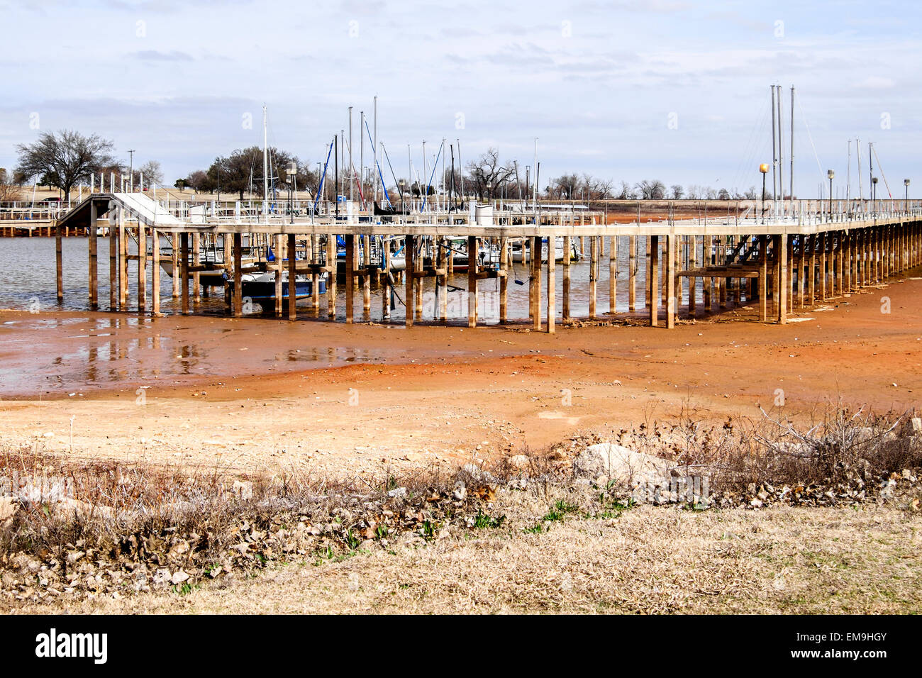 Segelboote ruht in ein paar cm Wasser in der Marina von der Trockenheit betroffenen kommunalen Versorgung, Lake Hefner, in Oklahoma City, Oklahoma, USA. Stockfoto