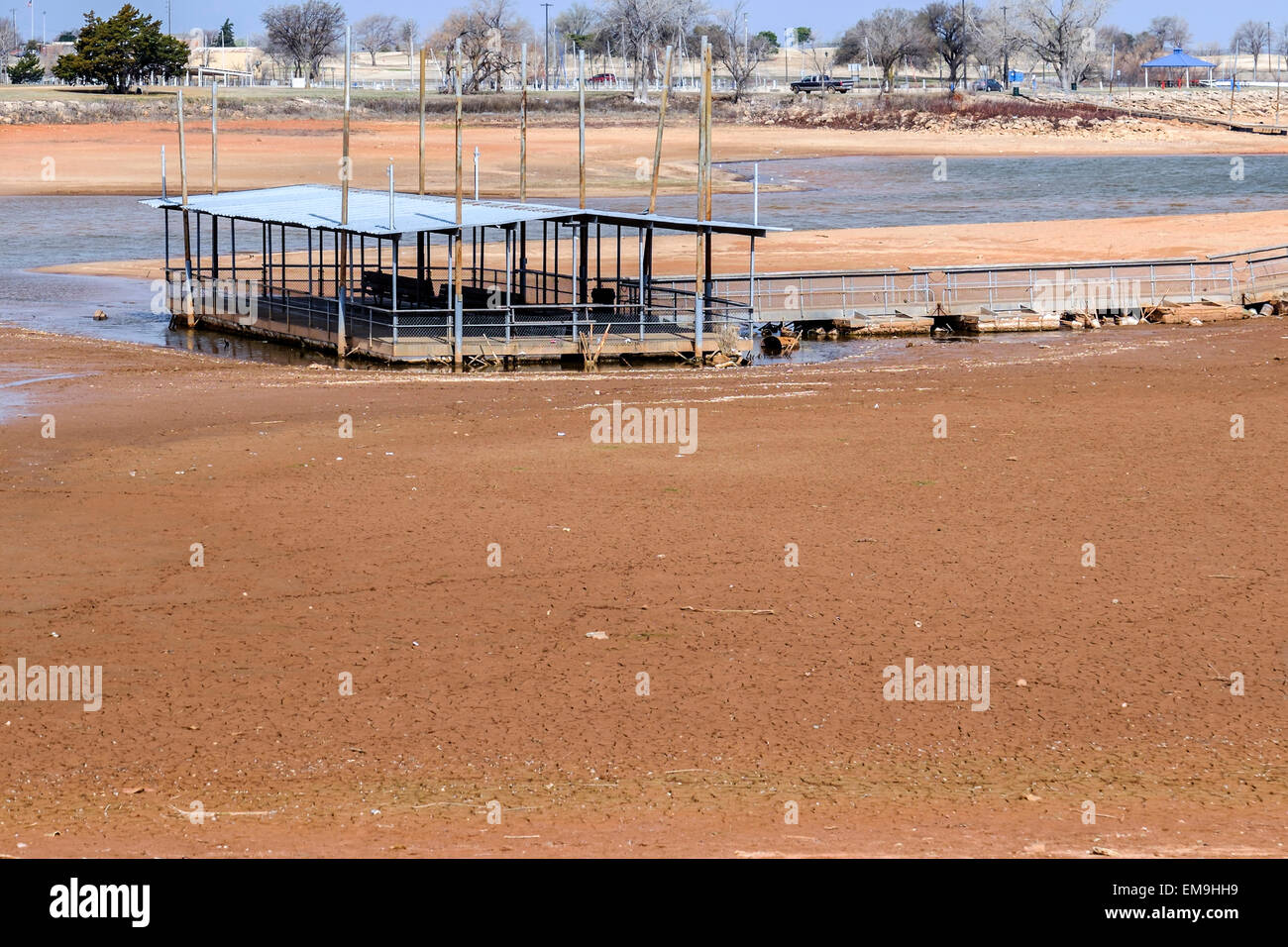 Ein Angeln Dock ist links Gestrandet im Schlamm und Wasser in Dürre betroffenen Lake Hefner, Oklahoma City, Oklahoma, USA Stockfoto