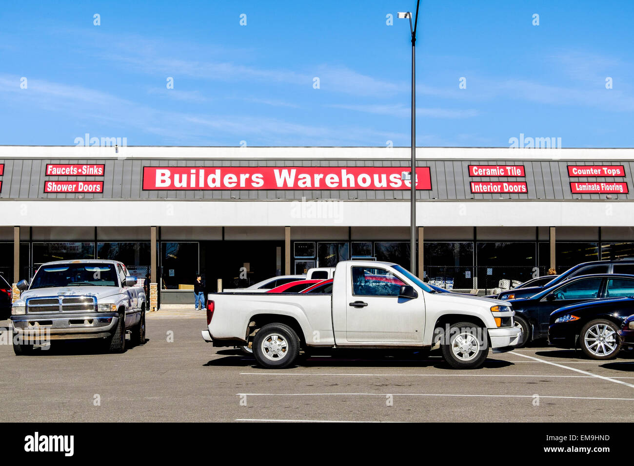 Die Schaufenster des Builders Warehouse, ein Unternehmen zu verkaufen Bauprodukte zu ermäßigten Preisen in Oklahoma City, Oklahoma, USA. Stockfoto