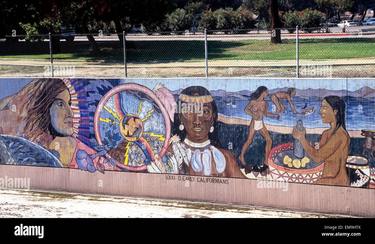 Gemälde der amerikanischen Indianer erwarten Sie am Anfang einer der weltweit längsten öffentlichen Wandmalereien, "The History of California," umfasst eine Betonwand des Steuerkanals Tujunga Wash Flut in Los Angeles, Kalifornien, USA. Das Wandbild wurde bekannt als die große Mauer von Los Angeles, läuft mehr als eine halbe Meile entlang Coldwater Canyon Ave. Dieses Wahrzeichen künstlerischen Schaffens zeigt ethnische Völker von Kalifornien von der Urzeit bis in die 1950er Jahre. Es wurde 1976 als Verschönerung Projekt des Künstlers Judy Baca, geboren, die mehr als 400 junge Menschen das große Wandbild über fünf Sommern malen eintrugen. Stockfoto