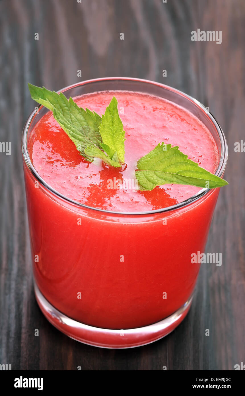Wassermelone-cocktail im Glas auf Holztisch, Nahaufnahme Stockfoto
