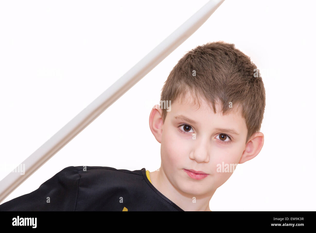 Junge mit 8 Jahren kämpfen wie Karate Spieler - schwarze Ninja. Stockfoto