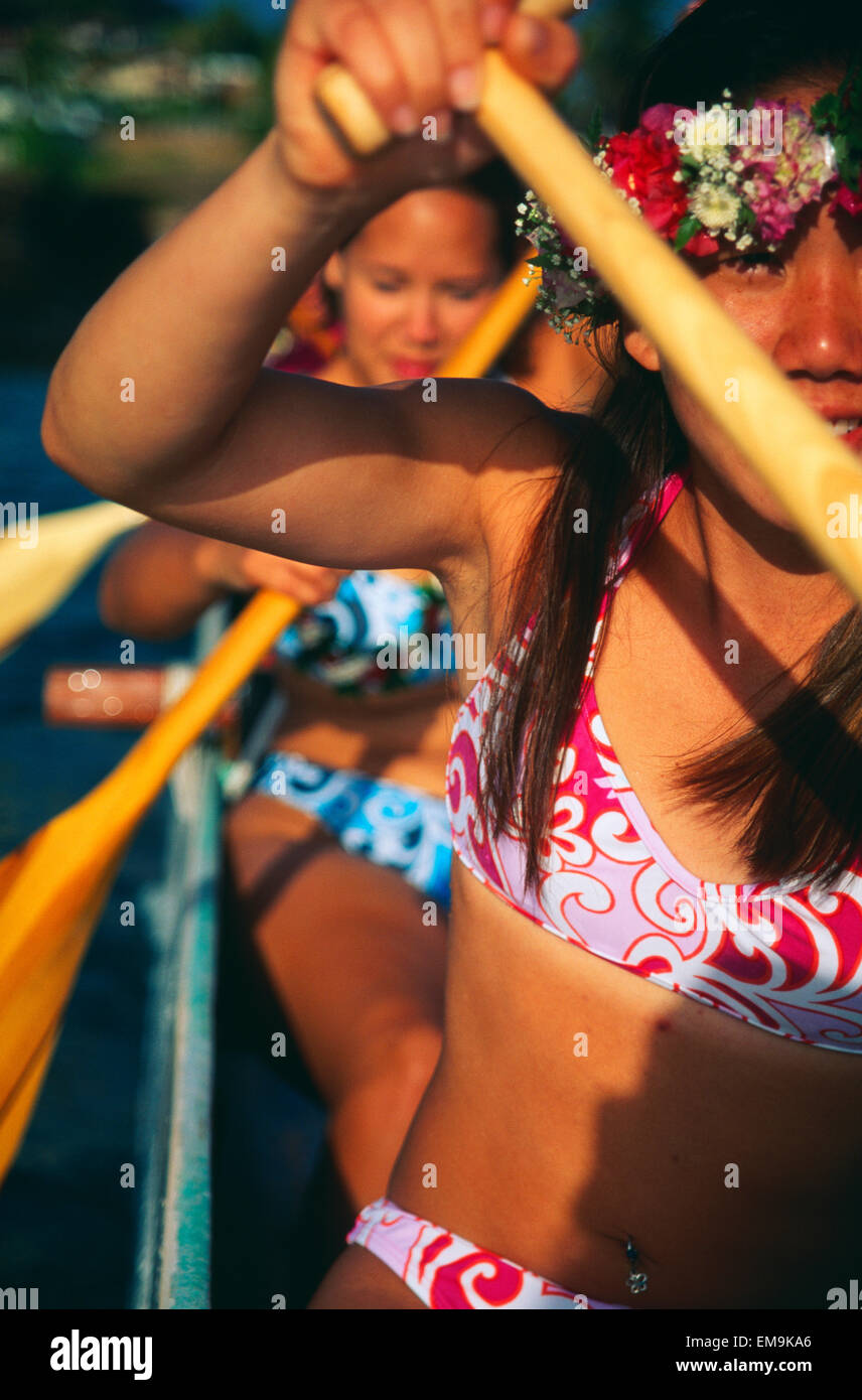 Extreme Nahaufnahme abgewinkelt Ansicht der Frauen Paddler In Kanu, Nachmittag mit Schatten. Stockfoto