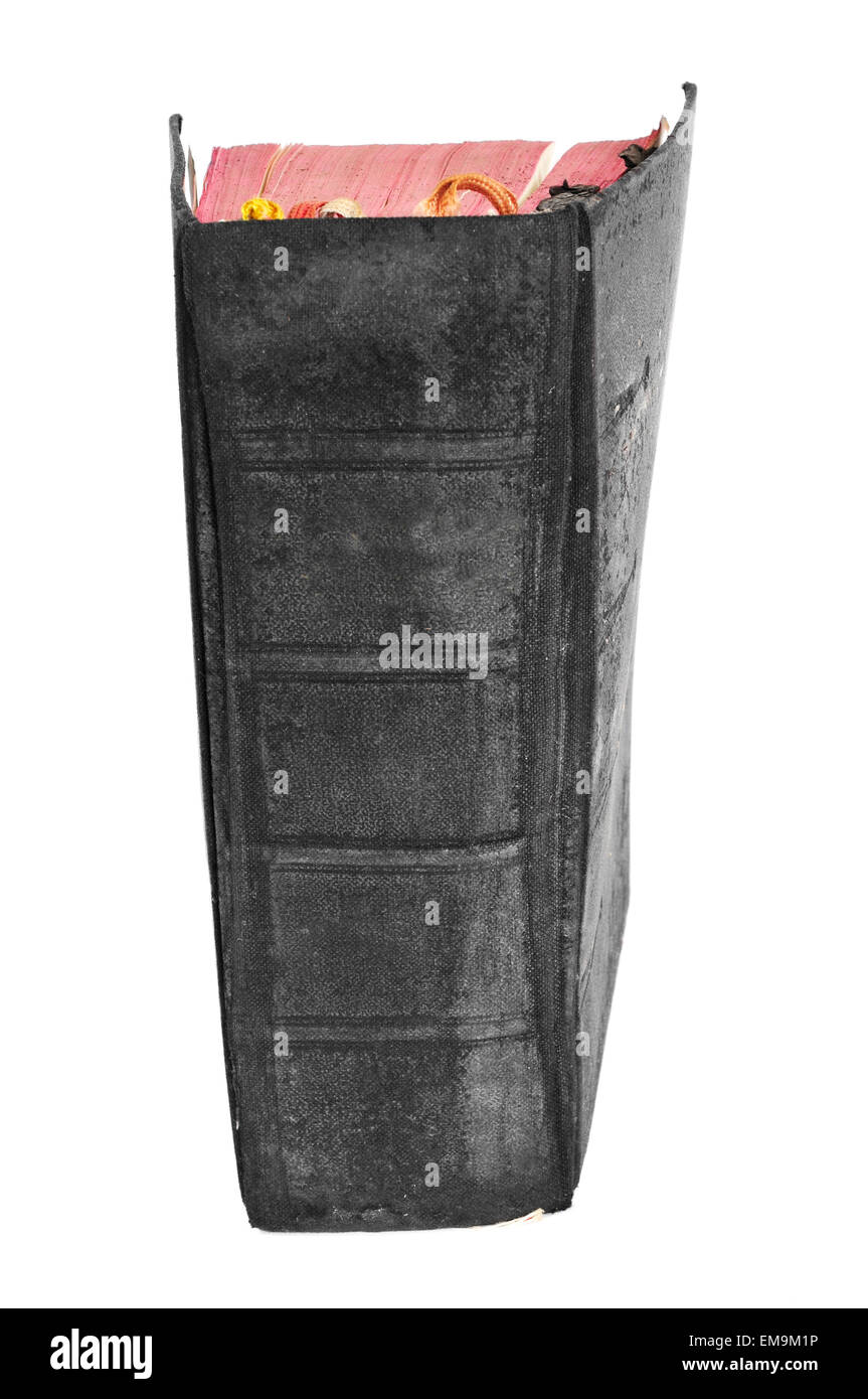 eine abgenutzte alte Buch mit einem schwarzen Deckel auf weißem Hintergrund Stockfoto